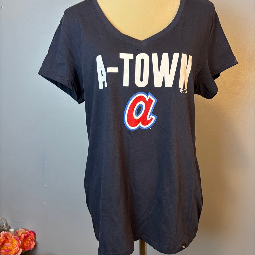 New Braves 47 Brand A-Town Atlanta Baseball MLB V- Neck Fan Gear Womens Large